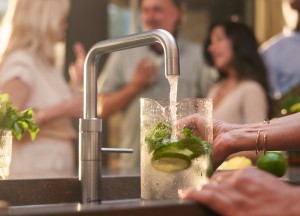 Bruiswater uit fles belast milieu flink