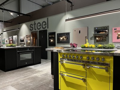 Steel showroom - geel fornuis
