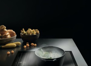 Falmec Sintesi Black stijlvolle inductie kookplaat met achterafzuiging
